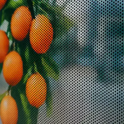 Film microperforé pour vitrine avec motif personnalisé primary image