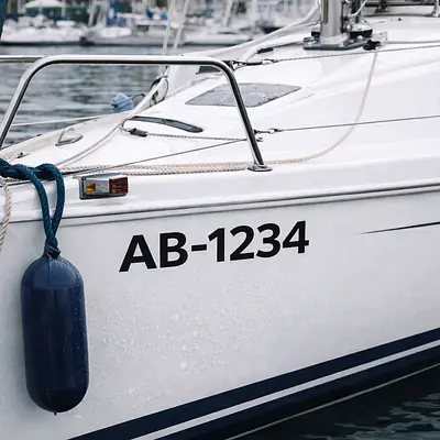 Identificação de barcos em letras adesivas secondary image
