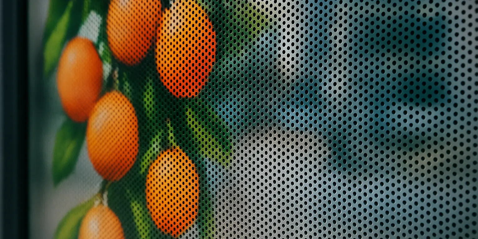 Retirer un film microperforé sur une vitrine : Guide professionnel et conseils pour éviter les résidus